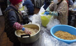 手作り味噌を仕込む