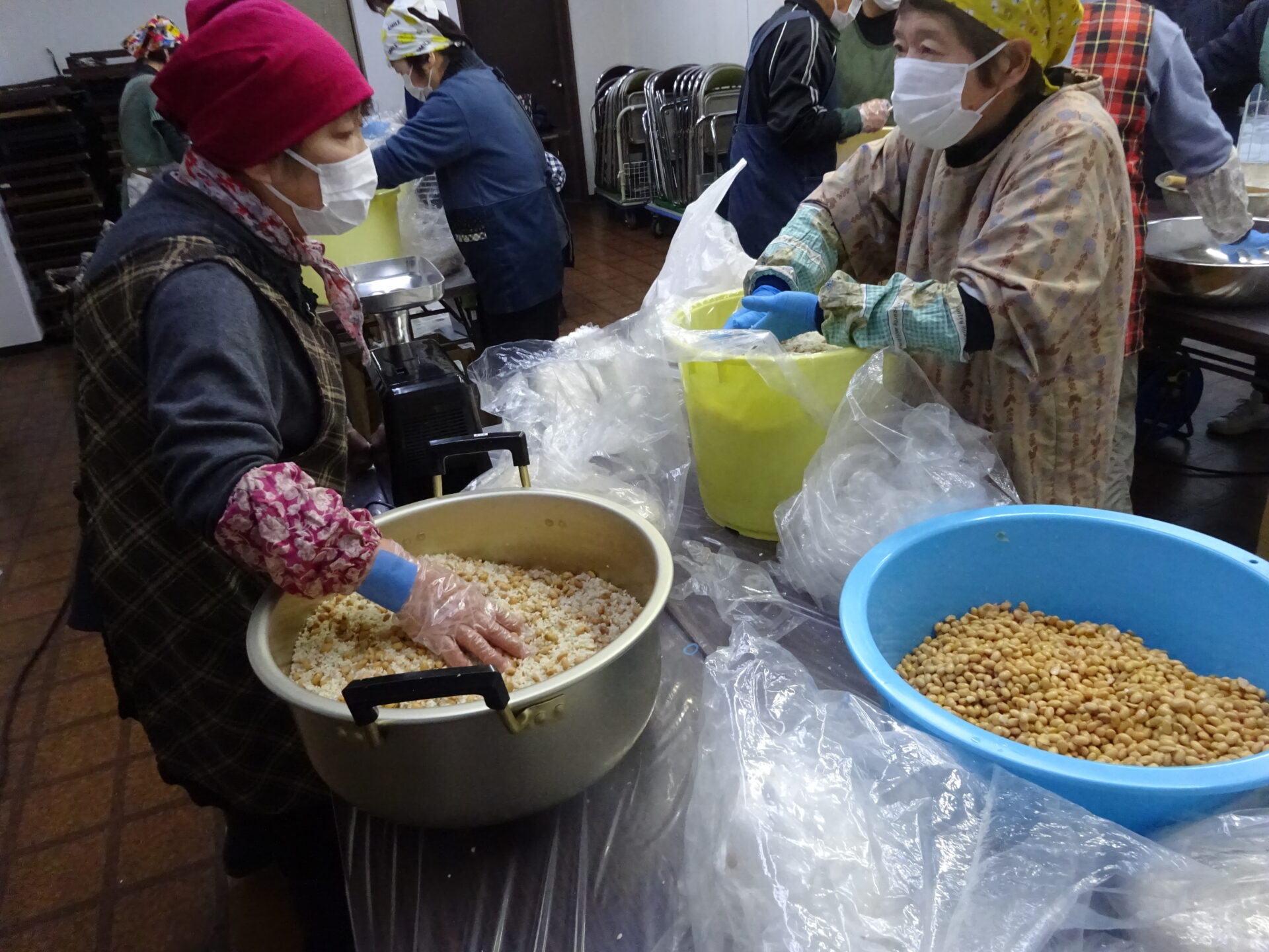 手作り味噌を仕込む